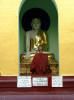Mnch betet vor Buddhastatue