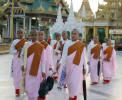 Mnche/Nonnen an der Shwedagon-Pagode