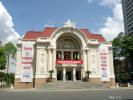 Das Stadttheater am Ende des breiten Le-Loi-Boulevards